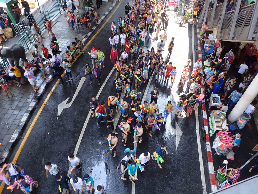 Đám đông người dân đang ăn mừng lễ hội Songkran với súng nước.