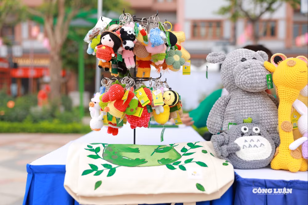 Một số sản phẩm thủ công tinh xảo của người khuyết tật được giới thiệu tại ngày hộ