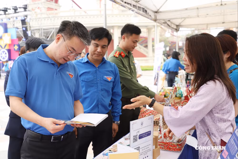 Bí thư Trung ương Đoàn, Chủ tịch Hội Liên hiệp Thanh niên Việt Nam Nguyễn Tường Lâm và Chủ tịch Hội Thanh niên Khuyết tật Việt Nam thăm quan gian hàng sản phẩm thủ công do người khuyết tật sản xuất.