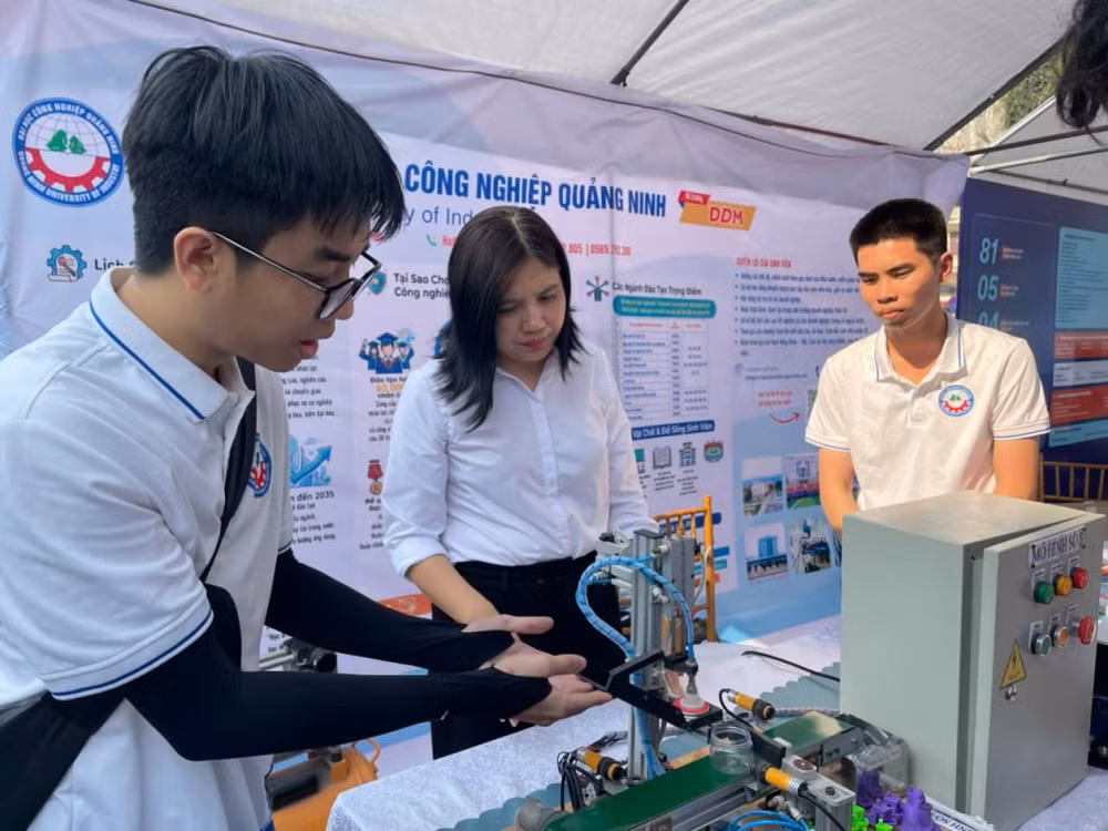 Học sinh tìm hiểu về các gian hàng tư vấn tuyển sinh của 11 trường Đại học, Cao đẳng, Trung tâm kỹ năng, ngoại ngữ, du học... giúp các em học sinh tiếp cận trực tiếp thông tin ngành nghề, môi trường học tập, định hướng tương lai.