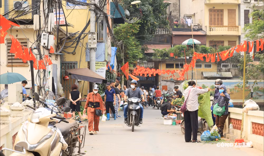 Lối dẫn vào chợ Hữu Tiệp, hàng hóa bày bán dọc hai bên, khiến không gian trở nên chật hẹp và mất mỹ quan đô thị.