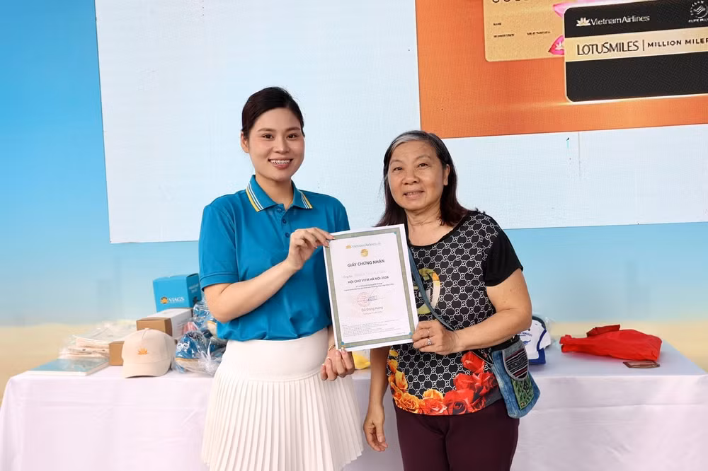 Ảnh 5- Những phần quà ý nghĩa được trao tới khách tham quan tại gian hàng Vietnam Airlines.