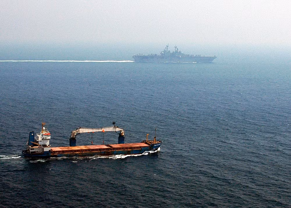 Các tàu di chuyển qua eo biển Hormuz. Ảnh: CC/Wiki