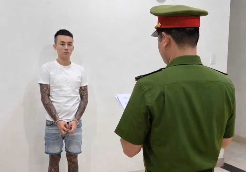 Công an Đà Nẵng bắt nghi phạm bị tố dụ cô gái đến nhà rồi hiếp dâm, cưỡng đoạt tài sản. Ảnh: CACC