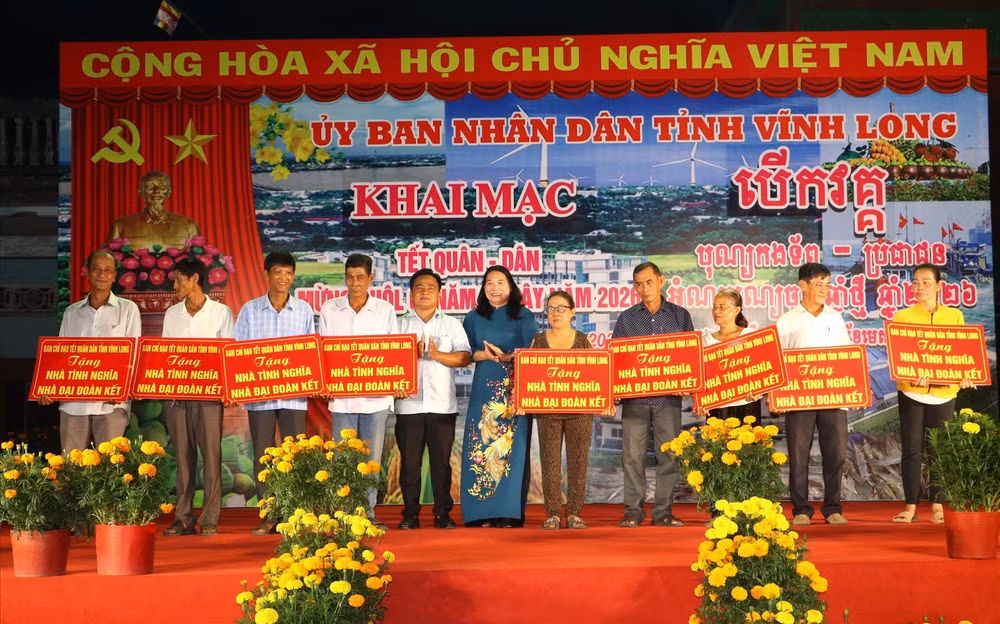Ban tổ chức trao nhà đại đoàn kết cho các hộ gia đình. Ảnh: Lê Thúy Hằng – TTXVN