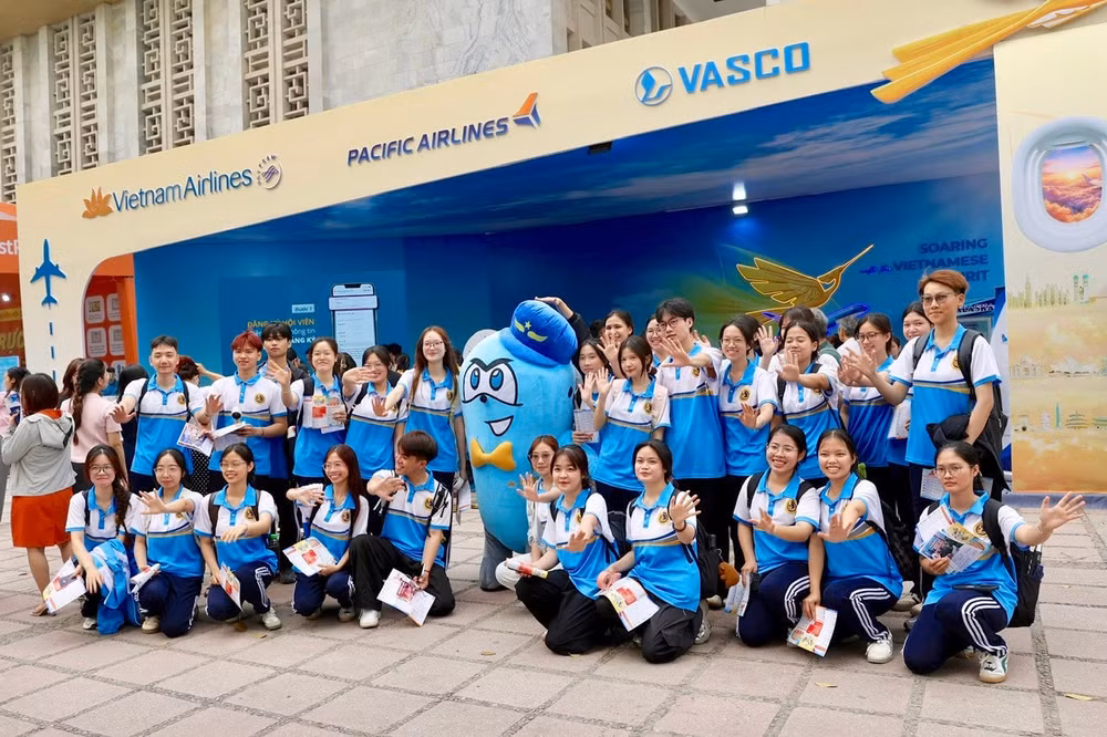 Ảnh 4 - Các em học sinh vui vẻ lưu lại những khoảnh khắc đáng nhớ tại gian hàng Vietnam Airlines.
