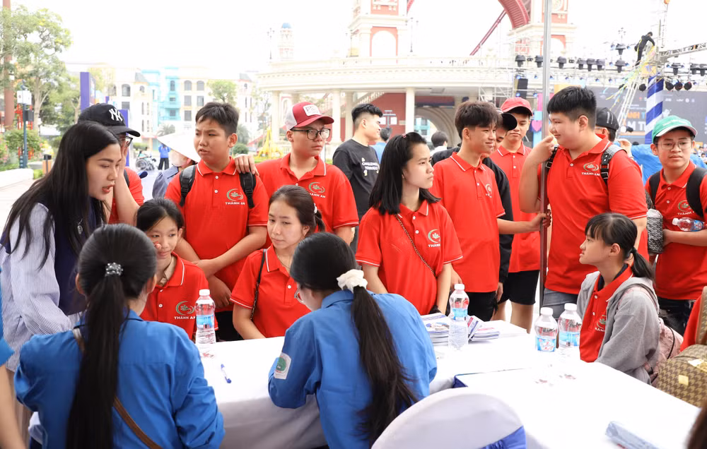 Khám bệnh, tư vấn chăm sóc sức khỏe và tặng 100 suất phẫu thuật chỉnh hình và mổ tim miễn cho các hoàn cảnh khó khăn.