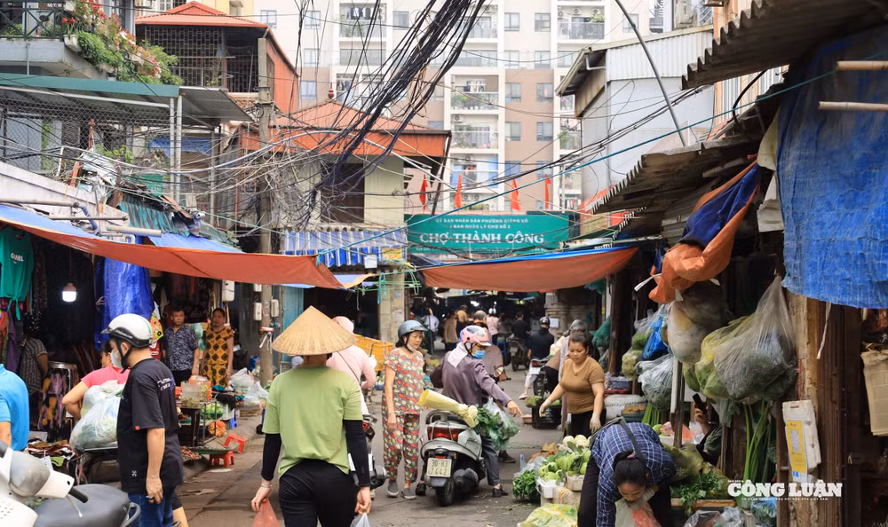 Trái ngược với cảnh buôn bán nhộn nhịp bên ngoài, hoạt động bên trong các khu chợ được quy hoạch và quản lý theo đúng quy định lại khá thưa thớt.