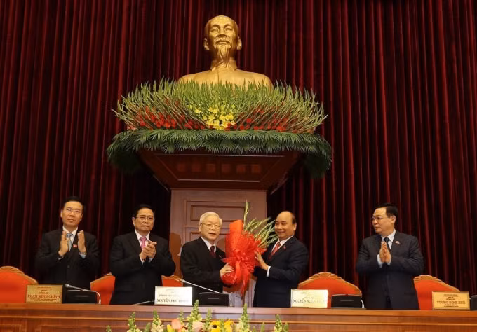 Thay mặt Bộ Chính trị, đồng chí Nguyễn Xuân Phúc, Thủ tướng Chính phủ tặng hoa chúc mừng đồng chí Nguyễn Phú Trọng được tín nhiệm bầu làm Tổng Bí thư Ban Chấp hành Trung ương Đảng Cộng sản Việt Nam khóa XIII