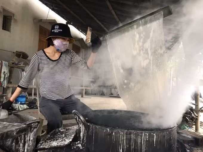 Chị Lô Thị Đan, quê Tương Dương (Nghệ An), làm dâu làng Xăm rồi bén duyên với nghề làm miến dong. Ảnh: Quang Duy