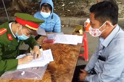 Nam thanh niên ở Bắc Ninh bị xử phạt 2 triệu đồng do không đeo khẩu trang. Ảnh: minh họa