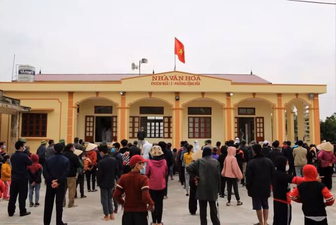 Người dân tuân thủ việc lấy mẫu xét nghiệm phòng dịch (ảnh TL).