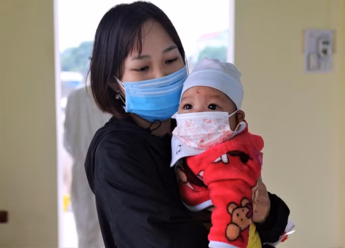 Nhiều cháu bé rất ngơ ngác khi được đưa đi lấy mẫu xét nghiệm (TL).