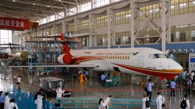 Máy bay phản lực khu vực ARJ21 tại một nhà máy ở Thượng Hải, ảnh vào tháng 5 năm 2014: Trung Quốc phụ thuộc hoàn toàn vào chip do nước ngoài sản xuất cho máy bay. Ảnh: Reuters