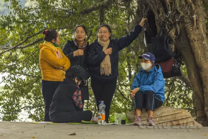 Nhưng theo ghi nhận của PV vào các ngày sau đó, nhiều địa điểm công cộng, khu vui chơi giải trí… trên địa bàn TP Hà Nội, rất đông người dân vẫn thờ ơ với việc đeo khẩu trang phòng chống dịch Covid-19.