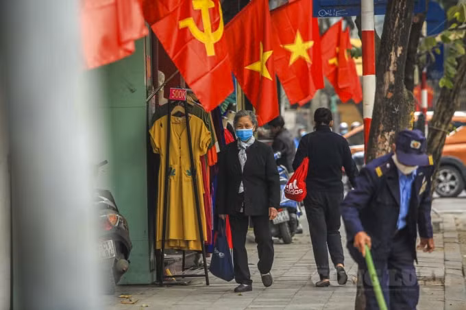 Cùng với đó, cơ quan này yêu cầu hệ thống thông tin cơ sở trong đó có đài truyền thanh phường, xã, thị trấn vận hành trở lại chế độ hoạt động trong trường hợp khẩn cấp; tập trung tuyên truyền, vận động người dân đeo khẩu trang, hạn chế tập trung đông người, thực hiện nghiêm thông điệp 