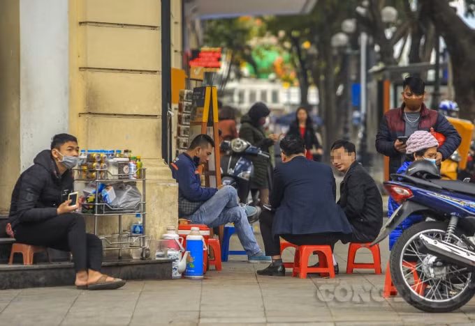 Còn nhiều quán trà đá vỉa hè vẫn 
