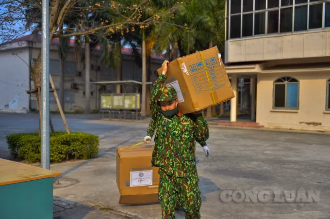 Bộ Chỉ huy Quân sự tỉnh Hải Dương đã huy động nhiều cán bộ, chiến sĩ tới thực hiện nhiệm vụ chống dịch, xây dựng bệnh viện dã chiến.
