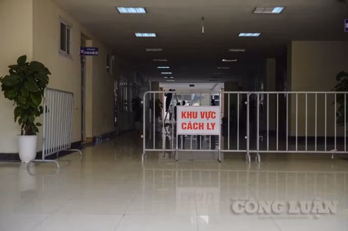 Bệnh viện dã chiến thứ 3 của tỉnh Hải Dương sẽ đặt tại Trường Đào tạo Nghề Việt Nam - Canada ở Cộng Hòa, TP Chí Linh với quy mô giai đoạn 1 là 1.000 giường bệnh. Dự kiến, bệnh viện dã chiến thứ ba tại Hải Dương sẽ được khởi công lắp dựng khu điều trị trước ngày 2/2 và cố gắng trước ngày 6/2 lắp đặt giường bệnh và phấn đấu hoàn thành công trình vào ngày 6/2/2021. Quy mô giai đoạn 1 là 1.000 giường bệnh, đáp ứng yêu cầu phục vụ bệnh nhân nhiễm Covid-19 ở các mức độ khác nhau (từ nhẹ đến nặng).