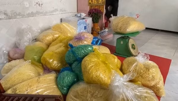 Những bọc mì tươi được lực lượng chức năng phát hiện có chứa hàn the, Ảnh: T.L