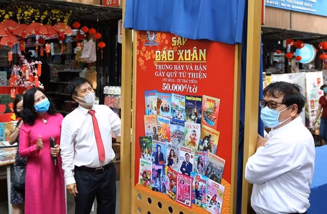 Khai trương sạp báo không người bán để lấy tiền ủng hồ những hoàn cảnh khó khăn. Ảnh: M.Đ