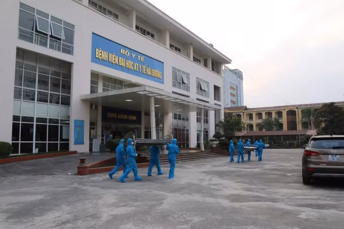 Các giường bệnh dã chiến nhanh chóng được lắp đặt để phục vụ công tác điều trị (Ảnh TL).