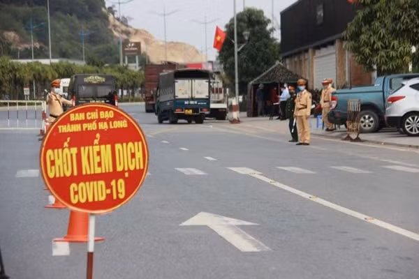 Những phương tiện ra vào Quảng Ninh được kiểm soát chặt chẽ trong ngày 29/1. Ảnh: TPO