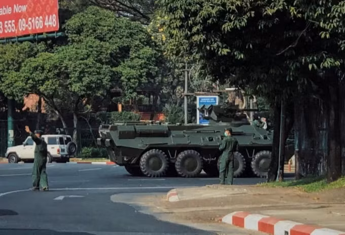 Các binh sĩ quân đội điều tiết giao thông khi một tàu sân bay bọc thép di chuyển qua Yangon vào ngày 28 tháng 1. Ảnh: Reuters