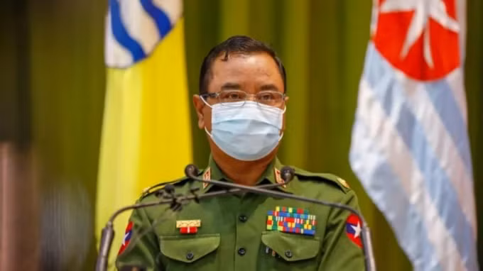 Phát ngôn viên quân đội Myanmar, Tướng Zaw Min Tun nói chuyện với giới truyền thông tại Naypyitaw vào ngày 26 tháng 1. Ảnh: Reuters