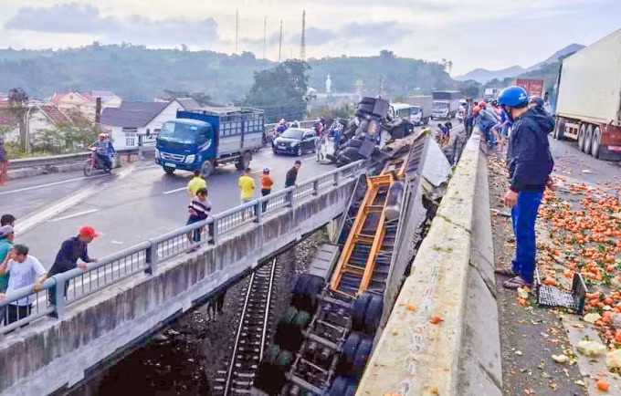 Sau khi tông gãy lan can cầu Rọ Tượng, xe đầu kéo rơi xuống dưới, chắn đường sắt Bắc - Nam. Ảnh: Zingnews.vn