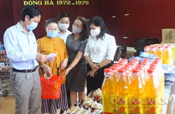 Ông Hoàng Nam, Phó Chủ tịch UBND tỉnh Quảng Trị đến dự khai trương siêu thị 0 đồng.