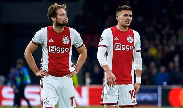 Ajax không thể giành chức vô địch dù đang là đội dẫn đầu BXH. Ảnh: theguardian