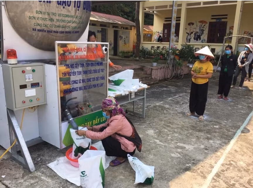 Cây ATM nhả gạo miễn phí cho đồng bào nghèo, có hoàn cảnh khó khăn ở xã Liên Minh, thị xã Sa Pa (Lào Cai). Ảnh Quốc Hồng