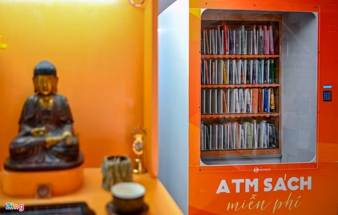 ATM sách miễn phí đầu tiên ở Hà Nội được đặt tại nhà sách Thái Hà (Tô Hiệu, Cầu Giấy). Ảnh: zingnews.vn