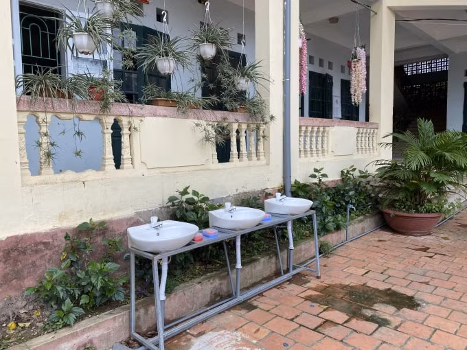 Các trường học đã chuẩn bị phương án đảm bảo an toàn vệ sinh để đón học sinh quay trở lại. Ảnh: Dương Lâm