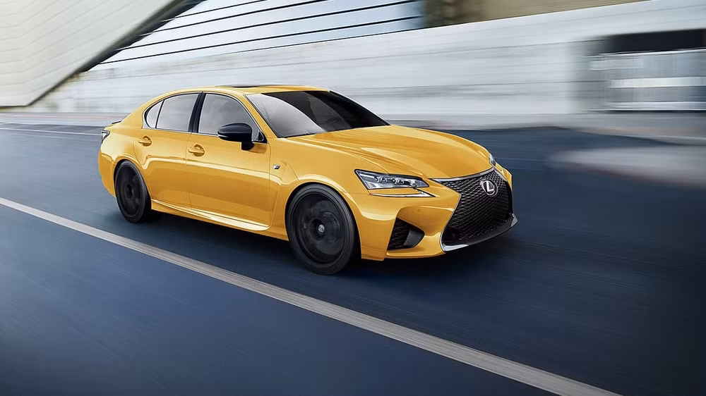 Lexus GS350 F-sport với màu sơn nổi bật.