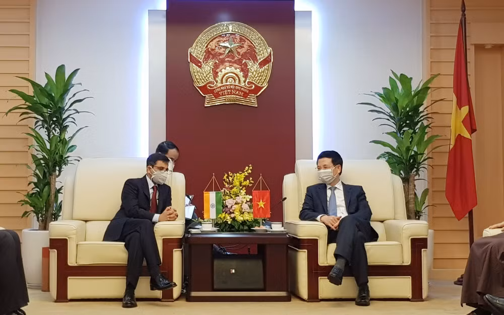 Bộ trưởng Bộ TT&TT Nguyễn Mạnh Hùng tiếp xã giao Đại sứ Ấn Độ tại Việt Nam Pranay Verma.