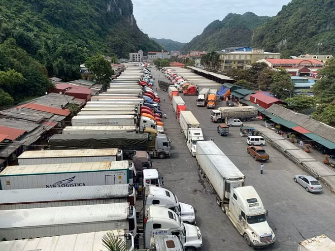 Nhiều loại nông sản Việt Nam ùn ứ tại các cửa khẩu (Ảnh TL)