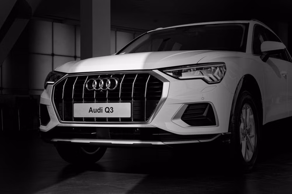 Phần đầu xe với cụm đèn LED hiện đại.