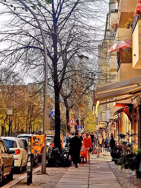 Người dân thủ đô Berlin, Đức từ già đến trẻ nhào hết ra đường, ra công viên tụ tập. Ảnh: Thảo Vy
