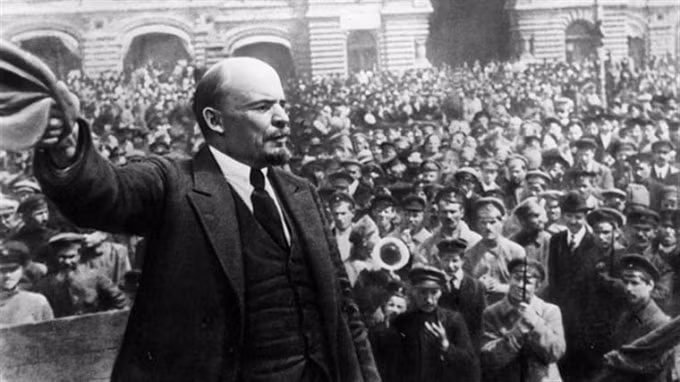 V.I. Lenin - Nhà tư tưởng vĩ đại, lãnh tụ thiên tài của giai cấp công nhân, nhân dân lao động và các dân tộc bị áp bức trên toàn thế giới.