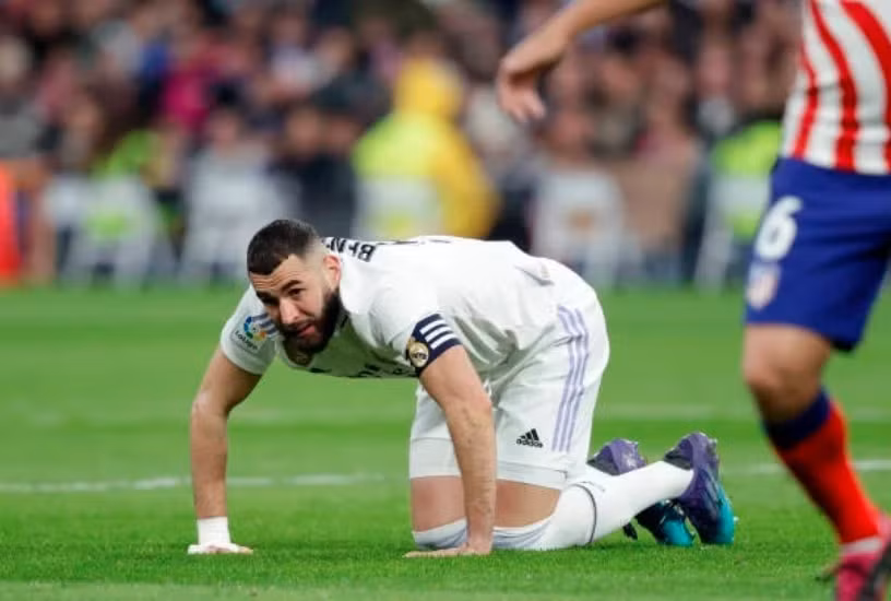 real madrid chat vat gianh 1 diem truoc atletico hinh 2