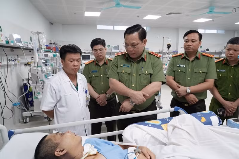 giam doc cong an tp ha noi tham hoi dong vien can bo bi thuong tren duong lam nhiem vu hinh 1