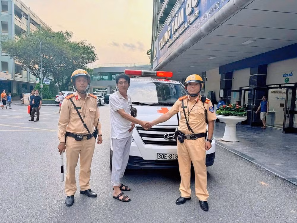 CSGT Hà Nội dùng mô tô chuyên dụng mở đường đưa cháu bé đi cấp cứu kịp thời - 2