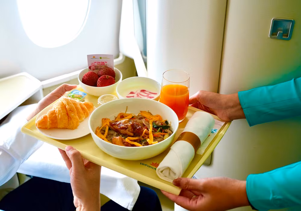 Suất ăn hạng Thương gia của Vietnam Airlines được bổ sung món tráng miệng là vải trứng Hưng Yên - đặc sản mùa hè đồng bằng Bắc Bộ