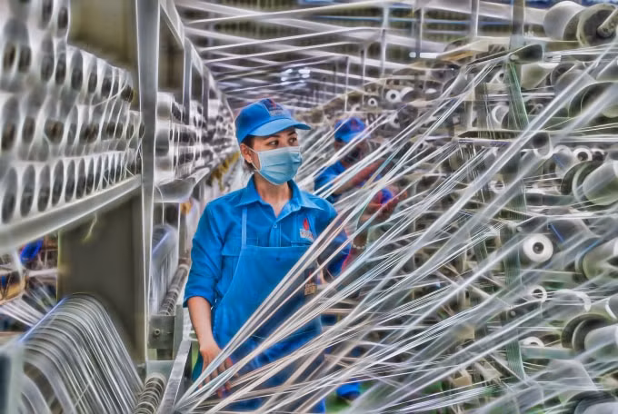 Nữ công nhân trên dây chuyền