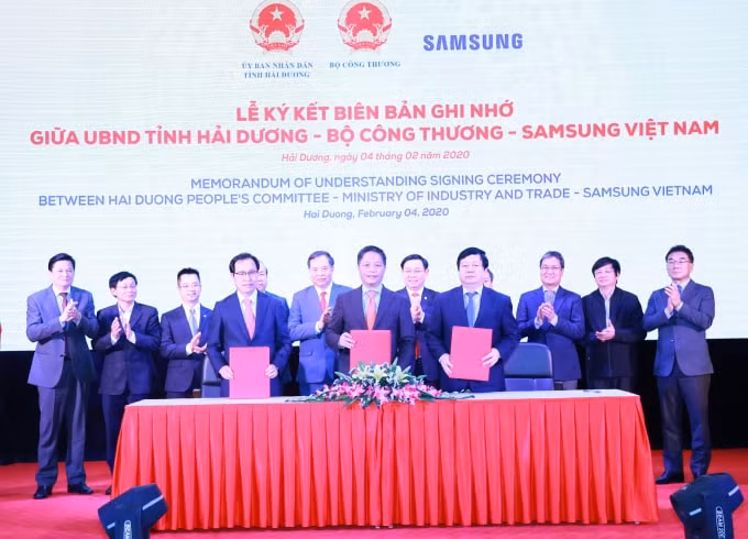 Phó Thủ tướng Vương Đình Huệ và các đại biểu chứng kiến lễ ký kết. Ảnh: VGP