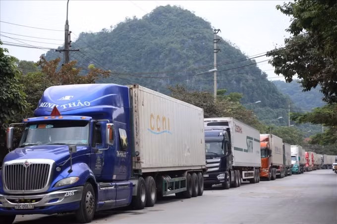 Hơn 100 xe container thanh long, dưa hấu đang chờ ở cửa khẩu Tân Thanh để được thông quan. Ảnh: L.Đ