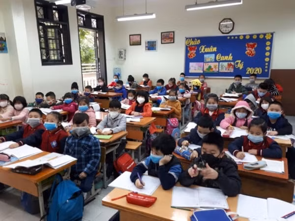 Học sinh tiểu học ở Hà Nội đeo khẩu trang phòng, chống dịch Corona. Ảnh: GDTĐ