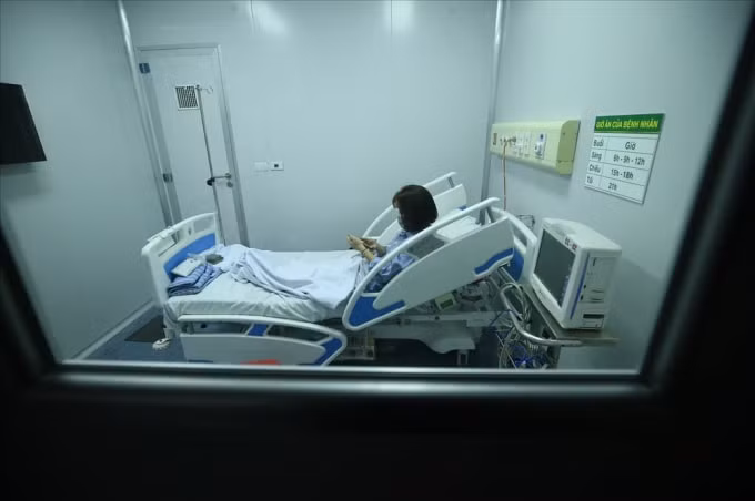 Nữ bệnh nhân được điều trị cách ly tại Bệnh viện Nhiệt Đới (Đông Anh, Hà Nội). Ảnh TL.